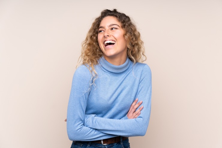 Donna con maglia collo alto azzurra